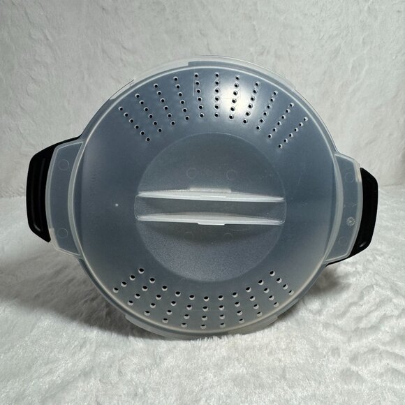 Pampered Chef Micro Cooker 2-Quart Black With Strainer Lid - Picture 2 of 5